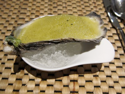 Umami oester met korianderschuim